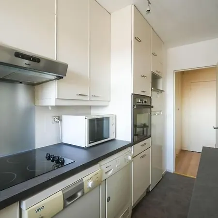 Beautifully Designed 1br With King Size Bed Apartment *