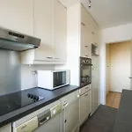 Beautifully Designed 1br With King Size Bed Appartement *