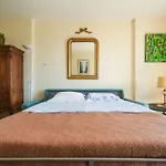 Beautifully Designed 1br With King Size Bed Appartement *